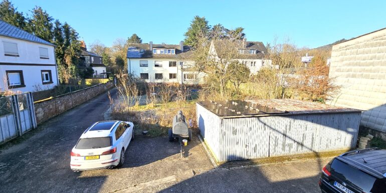 Blick zu  Haus mit 3 weiteren Garagen